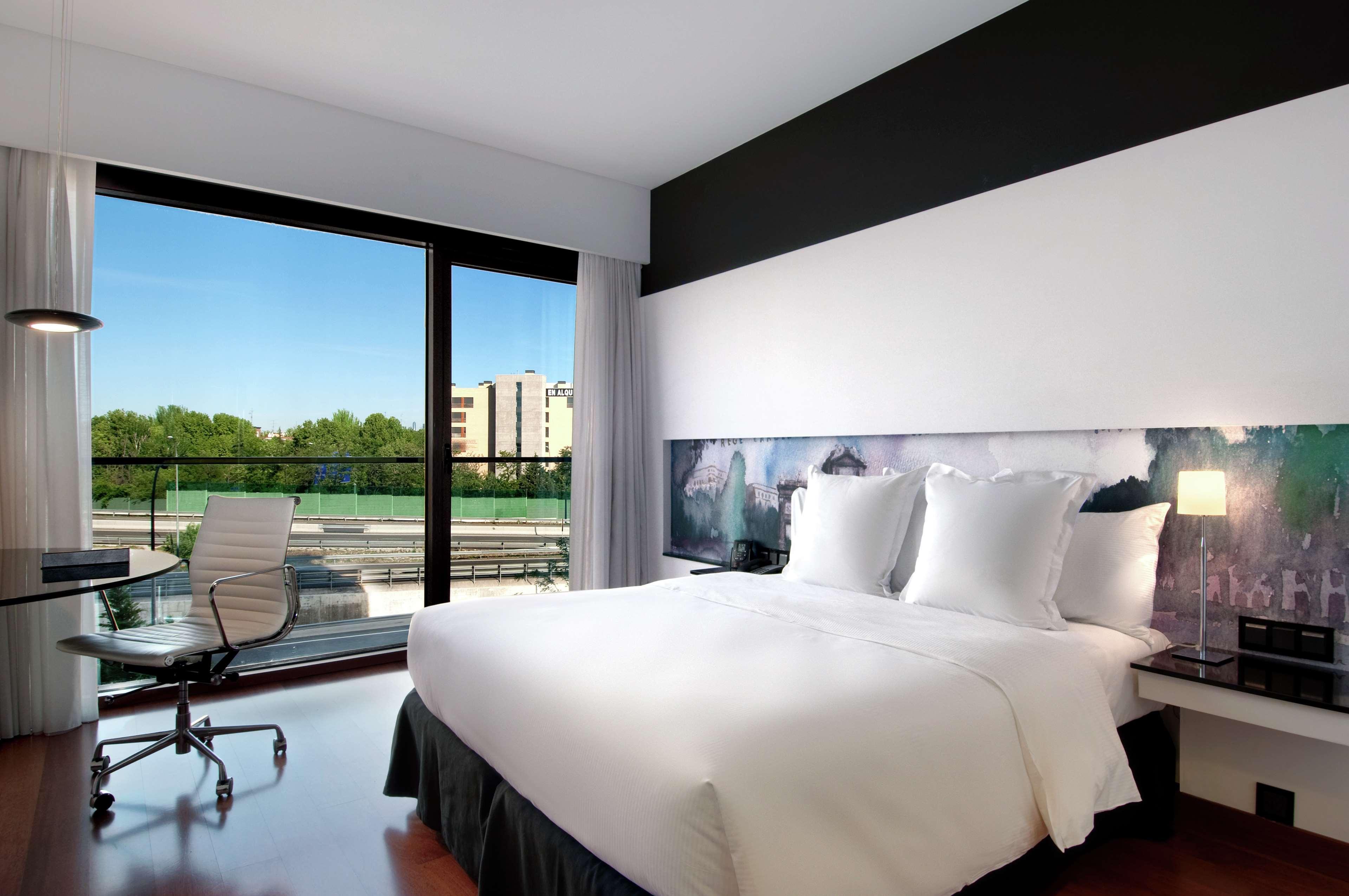 Hilton Madrid Airport Hotel Стая снимка