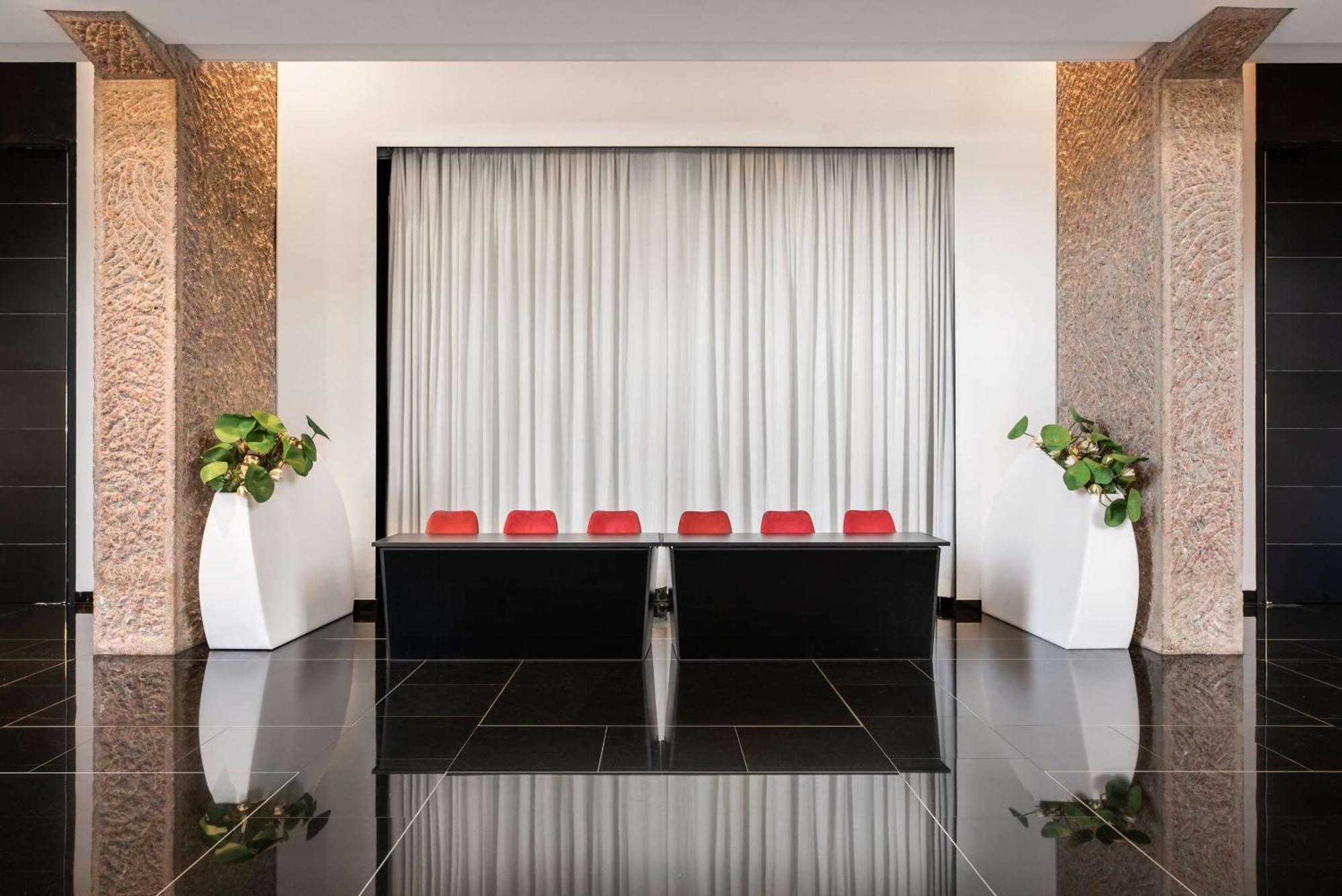 Hilton Madrid Airport Hotel Екстериор снимка